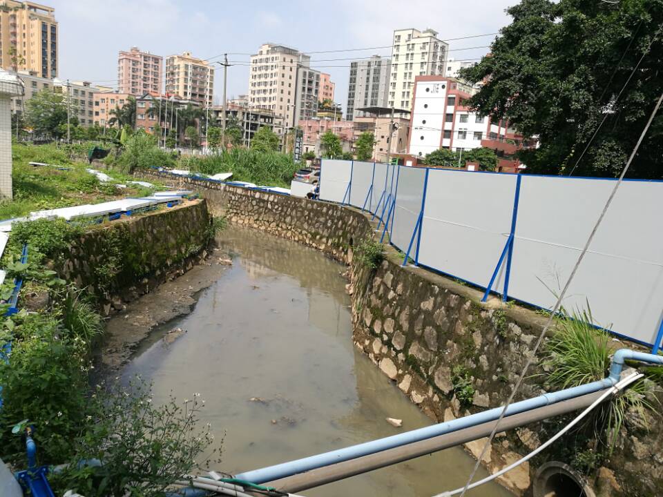 安裝活動(dòng)圍墻現(xiàn)場(3).jpg