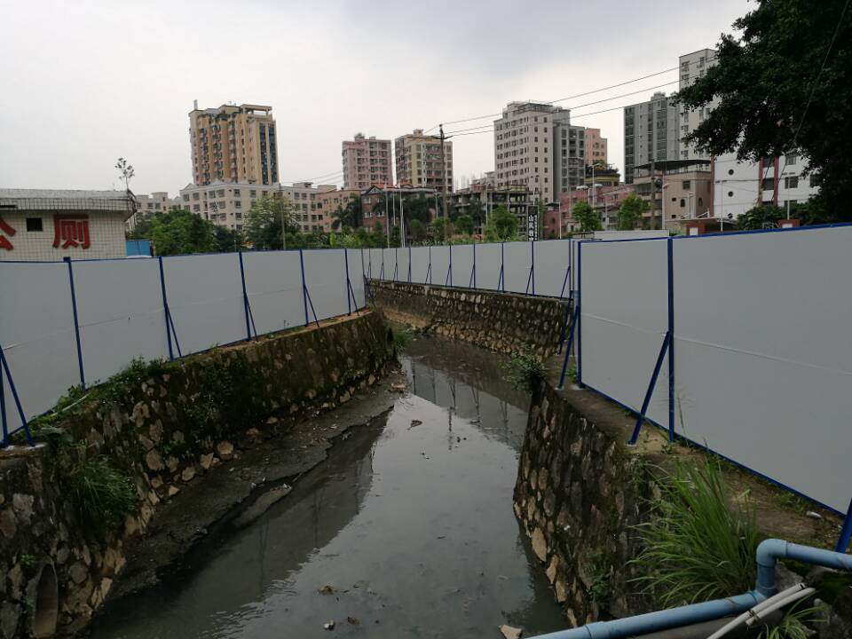 安裝活動(dòng)圍墻現(xiàn)場(4).jpg